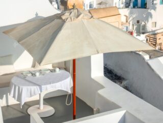 Alternatywne parasole tarasowe – przegląd typów, instrukcje montażu i porady dotyczące pielęgnacji